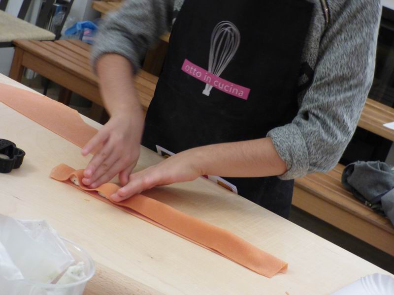 Corso cucina per bambini sulla sfoglia colorata