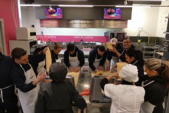 gallery/corsi_personalizzati/corsi_aziendali/2025-02-19/Otto_in_cucina_-_Corso_aziendale_-_2025-02-19-013.JPG