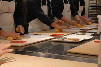 gallery/corsi_personalizzati/corsi_aziendali/2025-02-19/Otto_in_cucina_-_Corso_aziendale_-_2025-02-19-022.JPG