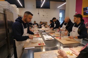 gallery/corsi_personalizzati/corsi_aziendali/2025-02-19/Otto_in_cucina_-_Corso_aziendale_-_2025-02-19-023.JPG