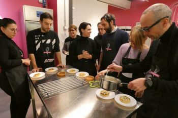 gallery/corso_per_coppie/2023-02-14/otto_in_cucina_-_corso_di_coppia_-_2023-02-14_006.JPG