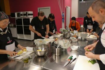 gallery/lezione_2_fondi/2023-03-29/Otto_in_cucina_-_Cucina_Base_-_Fondi_e_basi_-_2023-03-29-013.JPG