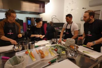 gallery/lezione_2_fondi/2023-03-29/Otto_in_cucina_-_Cucina_Base_-_Fondi_e_basi_-_2023-03-29-015.JPG