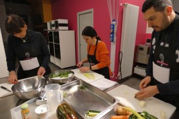 gallery/lezione_2_fondi/2023-03-29/Otto_in_cucina_-_Cucina_Base_-_Fondi_e_basi_-_2023-03-29-016.JPG