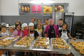 gallery/ragazzi-bambini/bambini/2023-11-04/Otto_in_cucina_-_Pane_e_Pizza_bambini_-_2023-11-04-000.JPG