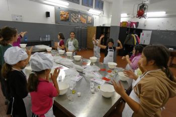 gallery/ragazzi-bambini/bambini/2023-11-04/Otto_in_cucina_-_Pane_e_Pizza_bambini_-_2023-11-04-004.JPG